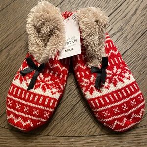 Women’s slipper socks with grippers.